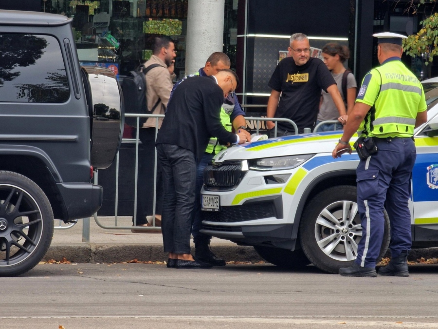 (СНИМКИ) Полицаи глобиха Димитър Бербатов в центъра на София