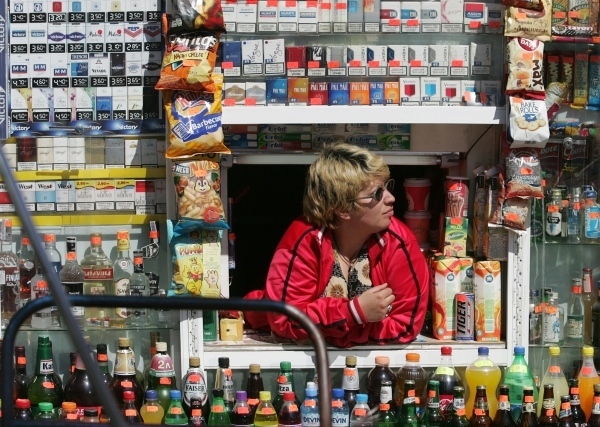 Арестуваха продавачка на павилион в Перник за продажба на цигари на непълнолетен