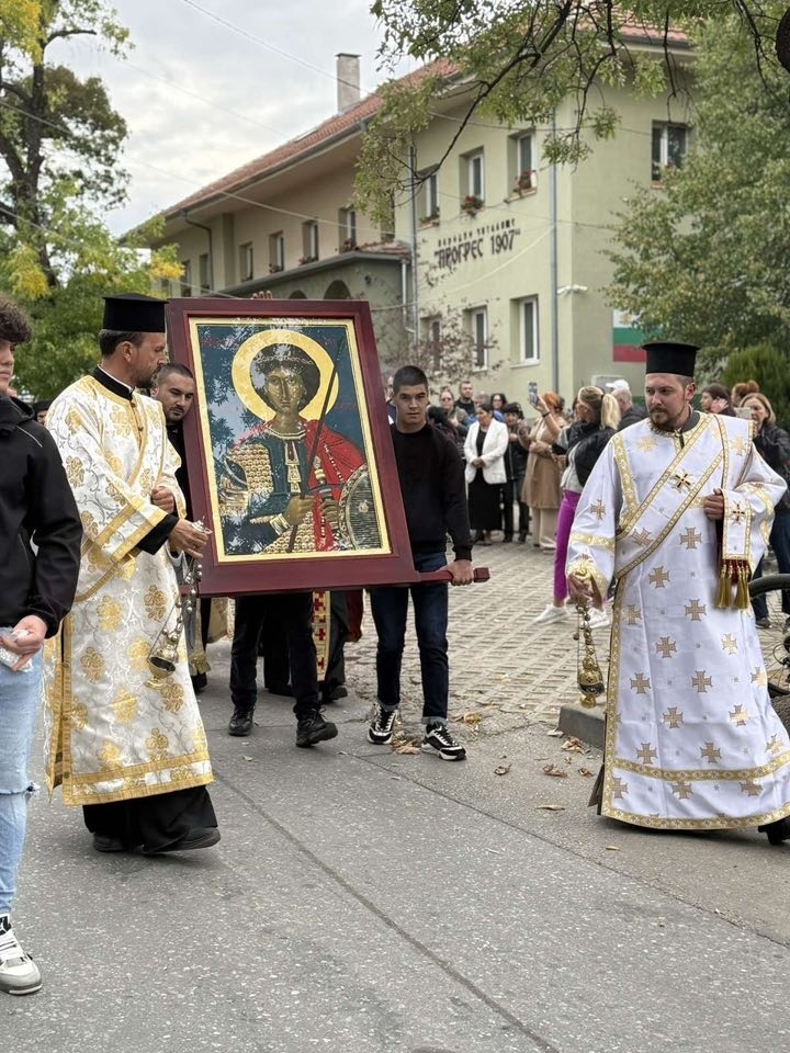 Копие на чудотворна икона обиколи Костенец за празника на града, отслужиха и водосвет