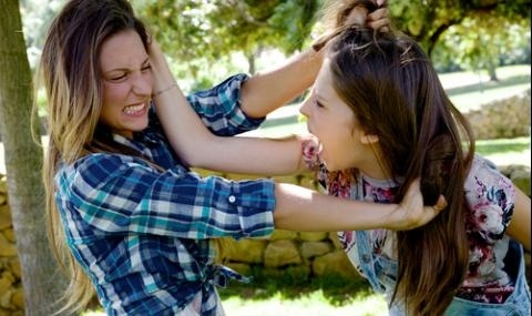 Кюстендилка се оплака в полицията, че е пребита от две дупничанки