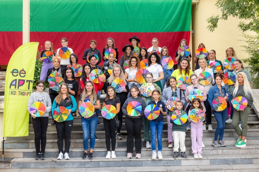 Арт фестивал в Радомир! Велика Прахова низа шевица от капачки с еко послание