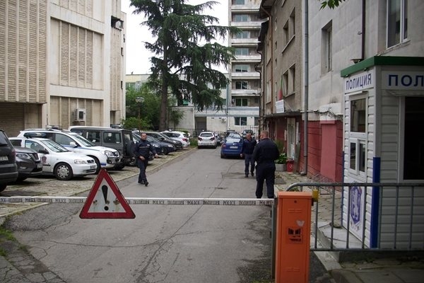 Дупнишки полицаи помогнаха на закъсало семейство при АМ ”Струма“