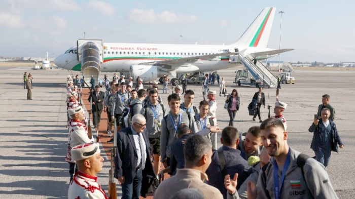 Посрещнаха волейболистите ни с червен килим и венци