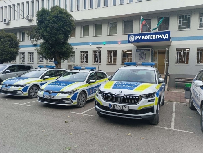 Рецидивистът, заплашил началник в РУ-Ботевград с нож и карал бясно сред пешеходци, задържан под стража