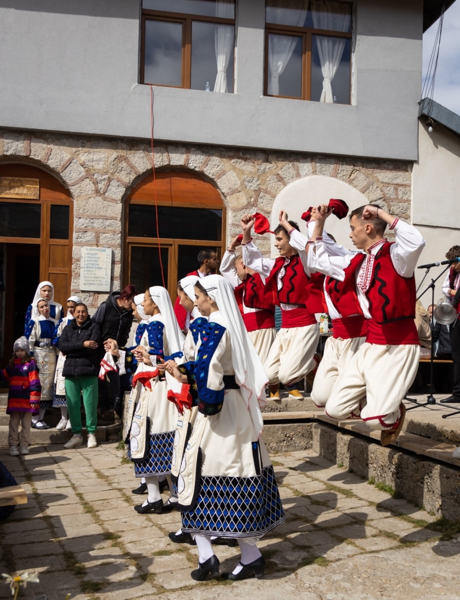 С водосвет и кръшни хора хижа „Македония” отпразнува 92 години, раздадоха курбан за здраве