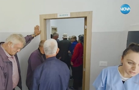 Лекари с мисия: Български специалисти преглеждат безплатно в Албания