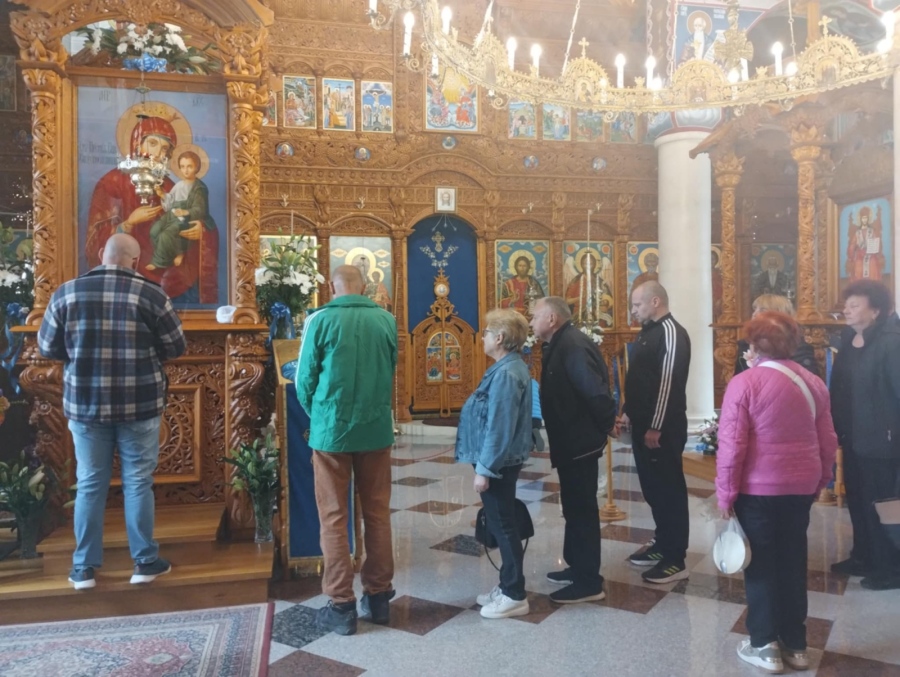 Дълги опашки за курбан и поклон пред Божията майка на Ресиловския манастир