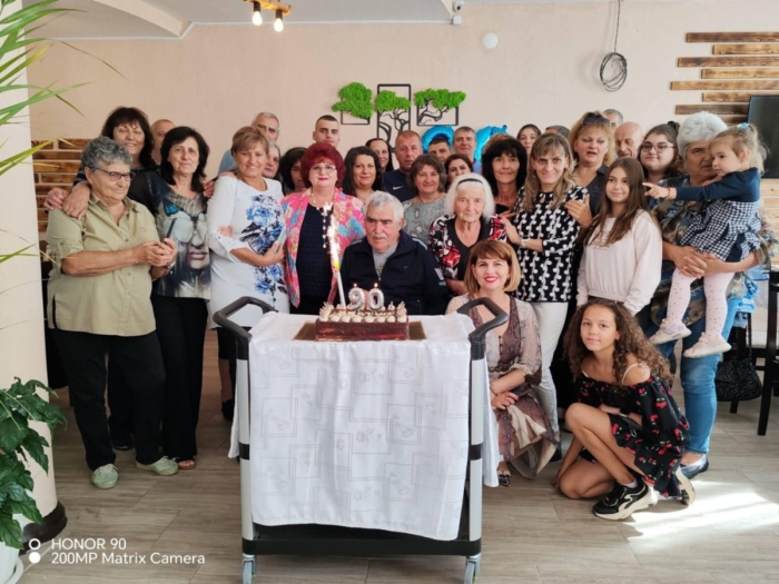 Дядо Максим от Филиповци празнува 90-и юбилей, тайната му: Ракия, песен и добра дума…