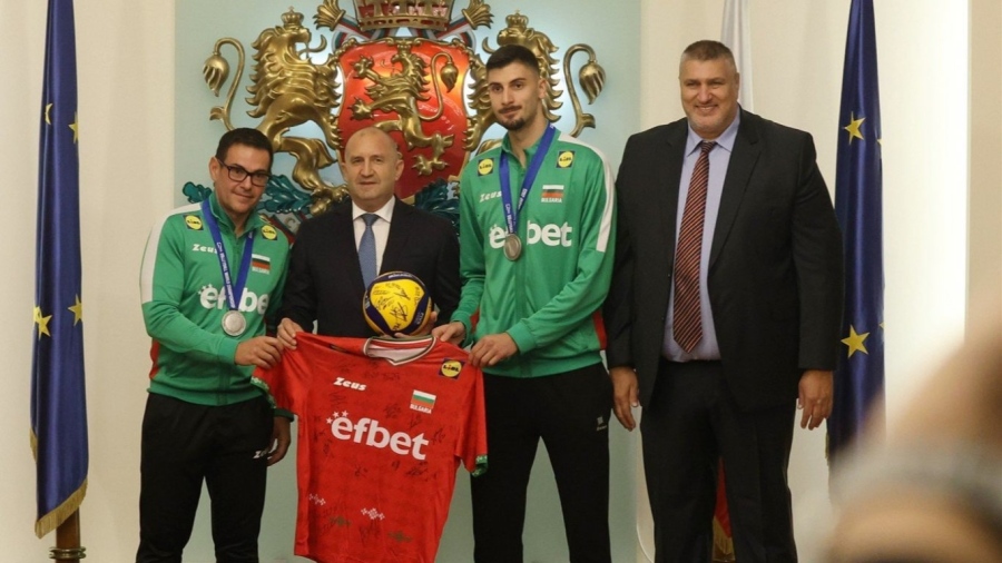 Награди от президента и овации в парламента за националите по волейбол