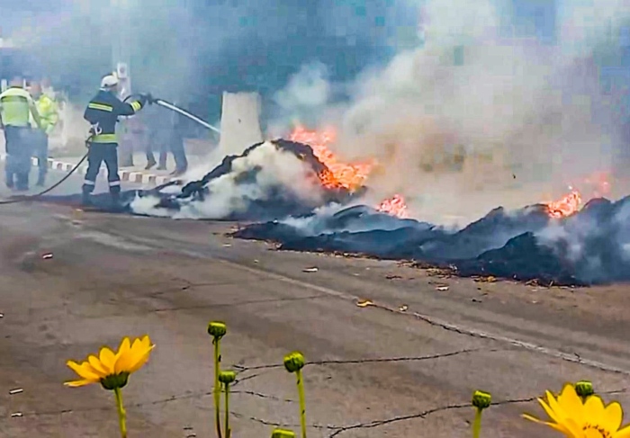 Товарно ремарке и слама изгоряха в центъра на град Кочериново (СНИМКИ)