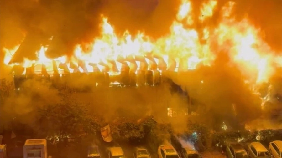 Огромен пожар в склад в София взе жертва