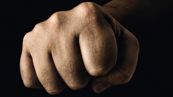 Пореден случай на агресия! Момчета снимали как пребиват възрастен мъж