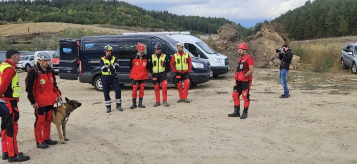 28 спасителни кучета и техните водачи тренират на учебния полигон в Разлог