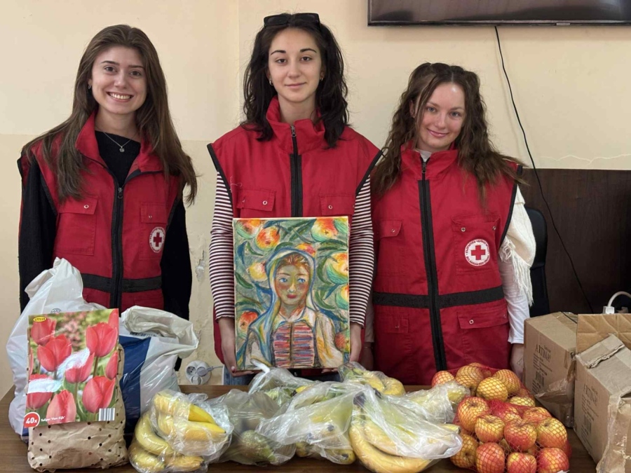 Трогателен жест! Доброволци зарадваха възрастни хора от дома в Благоевград с реплика на Майстора