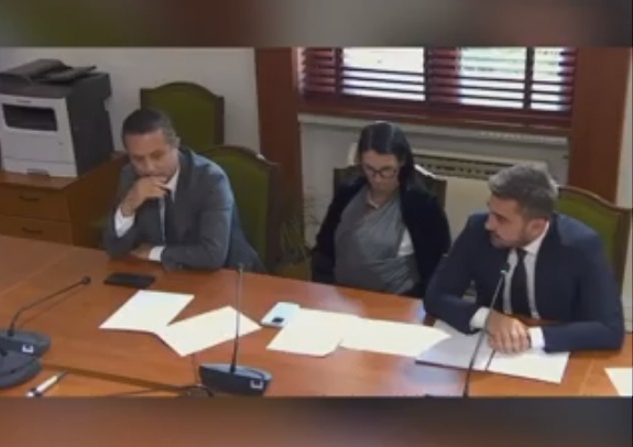 „Парламентът е работното ми място“: Албанска депутатка взе бебето си на заседание (видео)