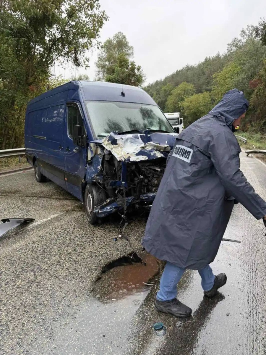 Двама загинаха при челен удар между кола и бус край лобното място на малката Сияна