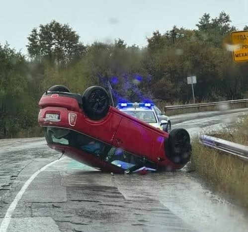 Кола се обърна по таван на отбивката за Вакарел към АМ \
