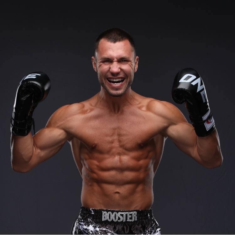 Петрич ликува ! Богдан Шуваров  записа победа с нокаут в първия рунд 