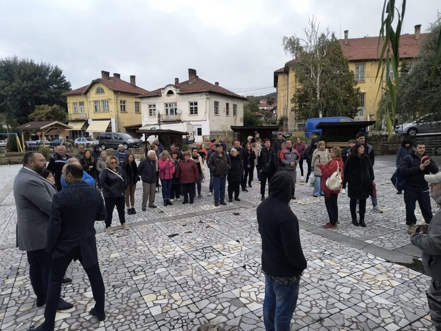 (Обновено) Фотоволтаиците срещнаха лют отпор в Коняво, жителите на селото скочиха на протест