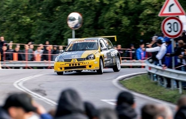 Видео показва как състезателната кола от ралито във Варна се забива в мантинелата