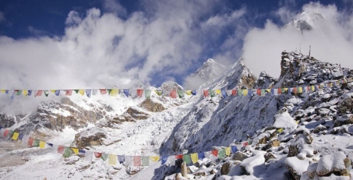 Близо 1000 туристи са блокирани под Еверест