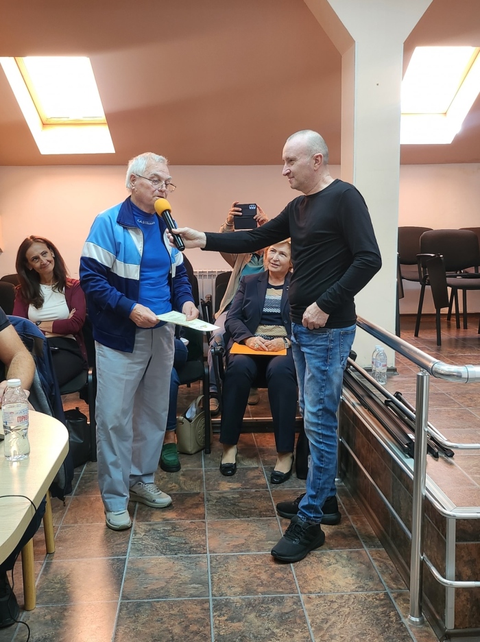 Футболният доайен на Ихтиман Димитър Михов с почетна грамота за 80-я си юбилей