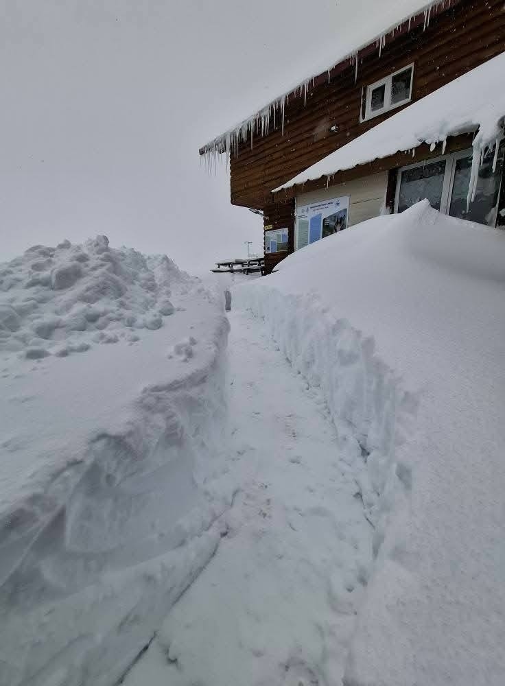 Близо половин метър сняг натрупа на връх Мусала