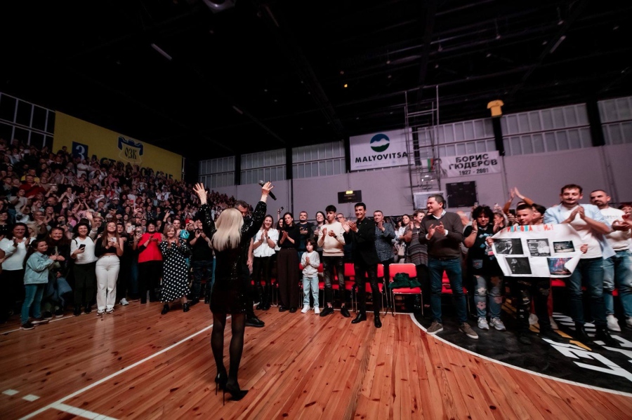 Лили Иванова покори Перник с емоционален концерт