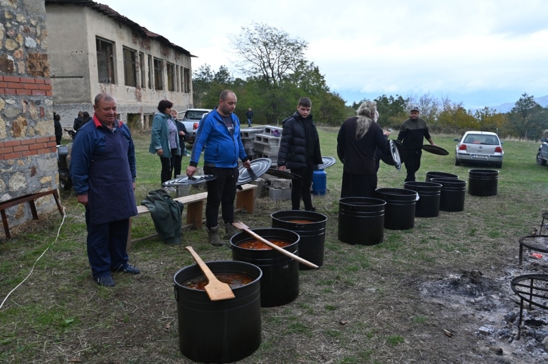 Баща и син сготвиха 10 казана курбан за св. Петка в Тросково