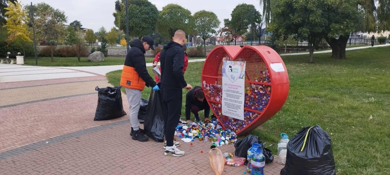 Доброто! Ученици от Спортното училище в Самоков подкрепиха „Капачки за бъдеще“