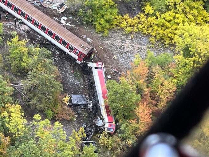 Два влака се сблъскаха челно в Словакия, над 100 души са ранени