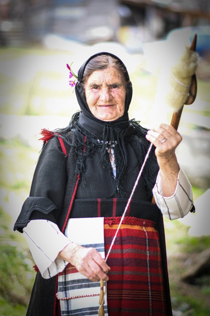 Младият колекционер Илиян Атанасовски показва    автентични, над 100-годишни  носии в Брежани