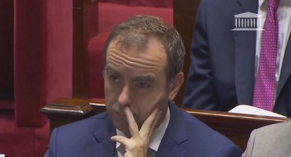 На косъм: Френското правителство оцеля след двата вота на недоверие