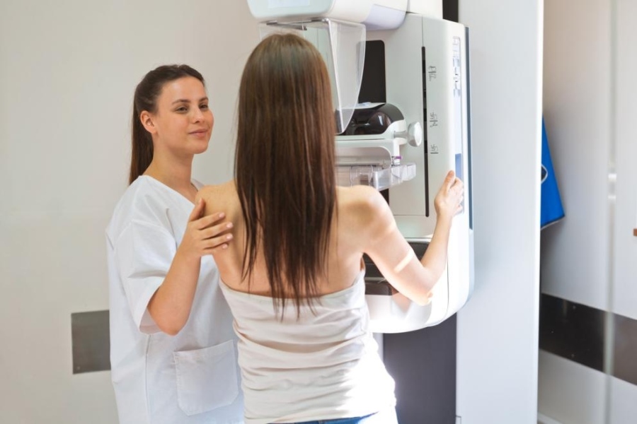 Все по-често диагностицират млади жени с рак на гърдата, включително 18-20-годишни