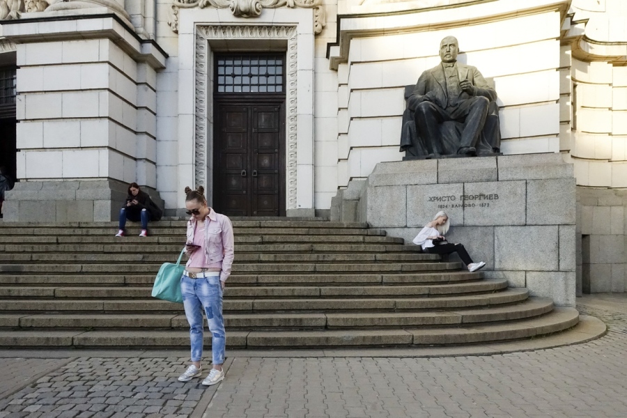 Близо 43 000 млади българи прекъсват да учат – най-често заради липса на средства