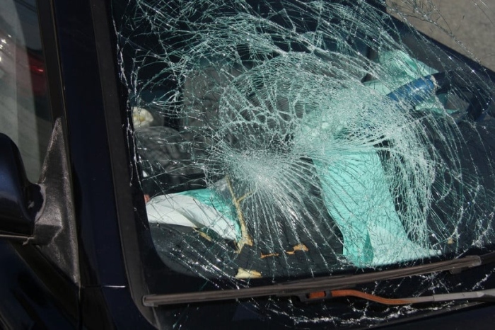 Непълнолетен строши стъклата на ”Шевролет” в Бобов дол, а мъж от Сапарева баня си изкара бесовете върху ”Фиат”