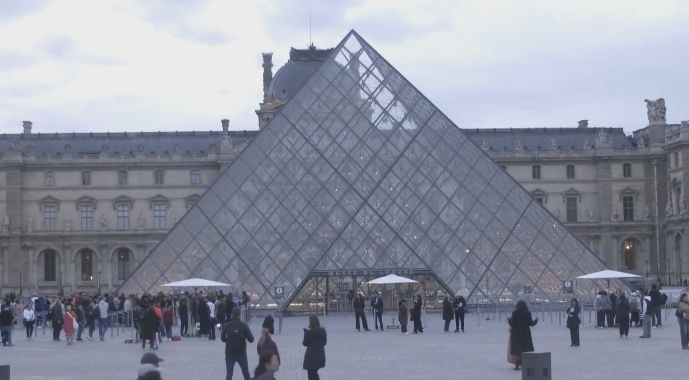 Лувърът отвори врати за първи път след кражбата на бижута