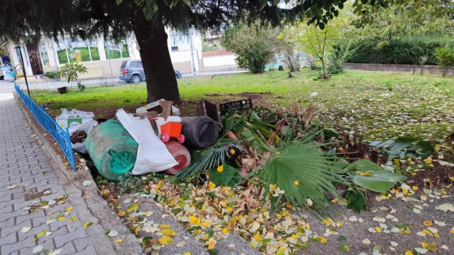 Зелена площ срещу училище в Петрич осъмна с планина от боклук