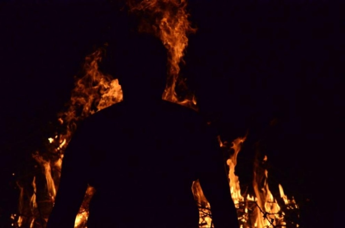 Разследват опит за палеж в Перник: Мъж в черно хвърлил „молотовка” върху местен локал