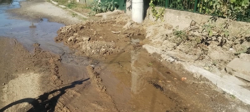 Жител на село Яхиново алармира: Близо седмица по ул. „Коста Петров” тече вода, от ВиК ме пратиха ”да се оплача на арменския поп”