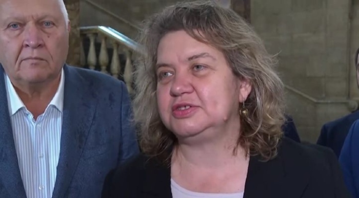 Докато Киселова реди пешки и пресмята ходове в Перник, БСП сами я матираха! Официално дадоха зелена светлина за смяната на председателя на парламента