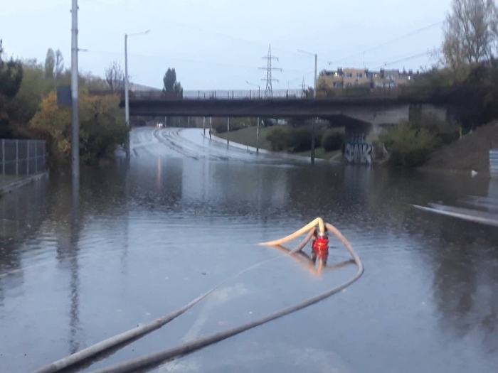 Четири трамвайни линии в София са под вода! Оранжев и жълт код за значителни валежи в понеделник