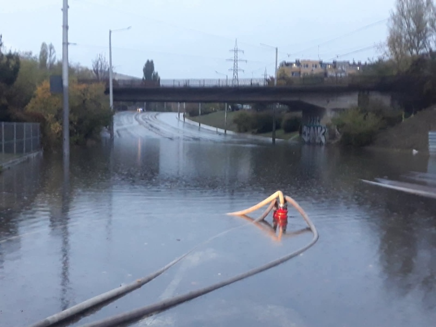 Четири трамвайни линии в София са под вода! Оранжев и жълт код за значителни валежи в понеделник