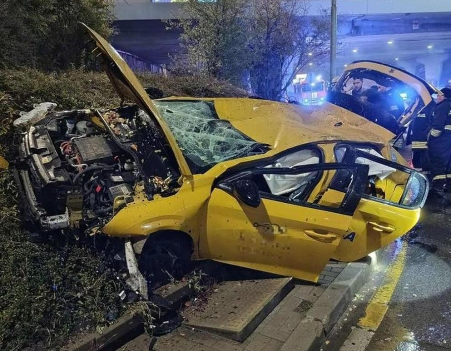 Кола падна от мост на „Цариградско шосе“, трима младежи са в болница