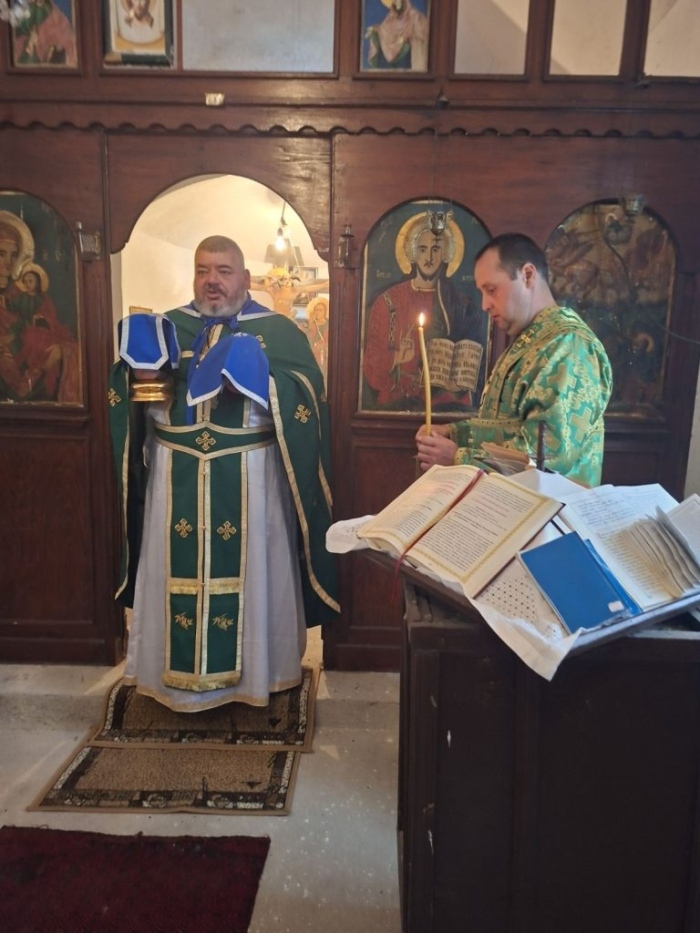 След повече от 30 години: Литургия отново огласи църквата „Свети Димитър“ във Врабча – вярващи дойдоха и от Сърбия