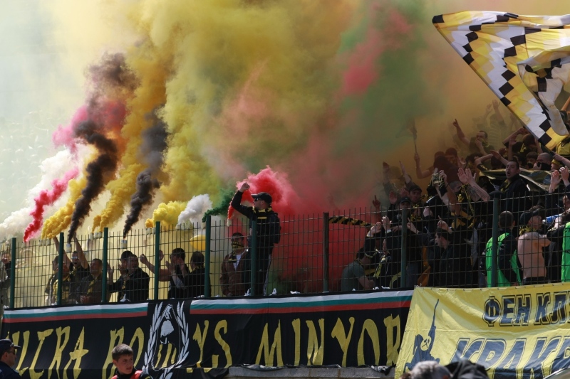 БФС  удари „Миньор“ с нови глоби – 1900 лева за цветист език, бомбички и факли от феновете
