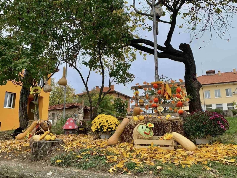 Есенна магия в Копривлен! Тикви, кошнички и усмихнати зелки радват малки и големи