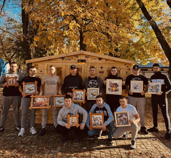 Вдъхновяващо! Пчелно училище „Мед с кауза“ организира 3-я си благотворителен базар в Ихтиман