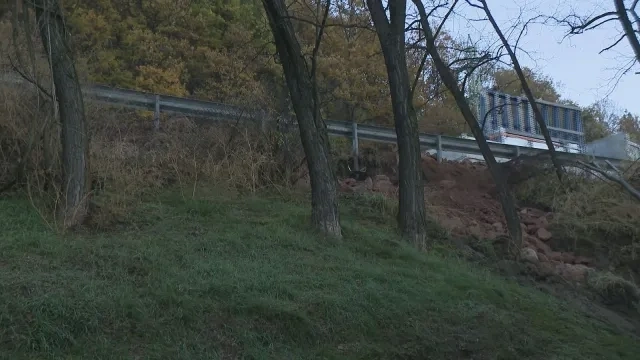 Пътят Перник-София под заплаха: Свлачище поглъща шосето край Владая