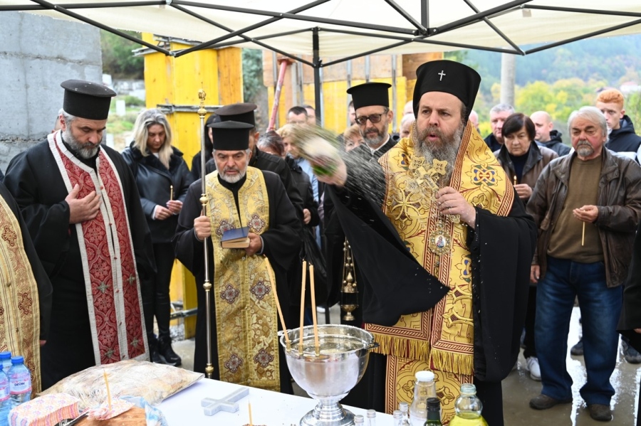 Митрополит Серафим благослови строежа на нов храм в Симитли